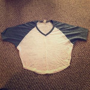 Slightly Cropped V-Neck by Metropark Size: XS